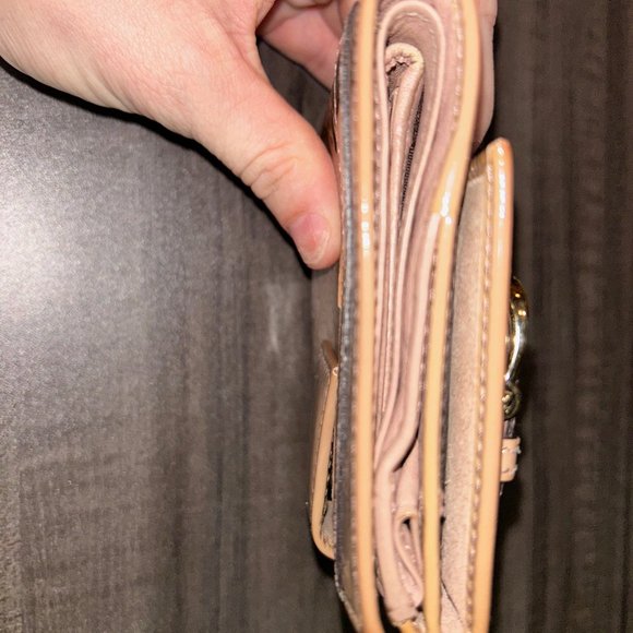 Nib Gucci Microguccissima Pattern Patent Wallet - Picture 3 of 9